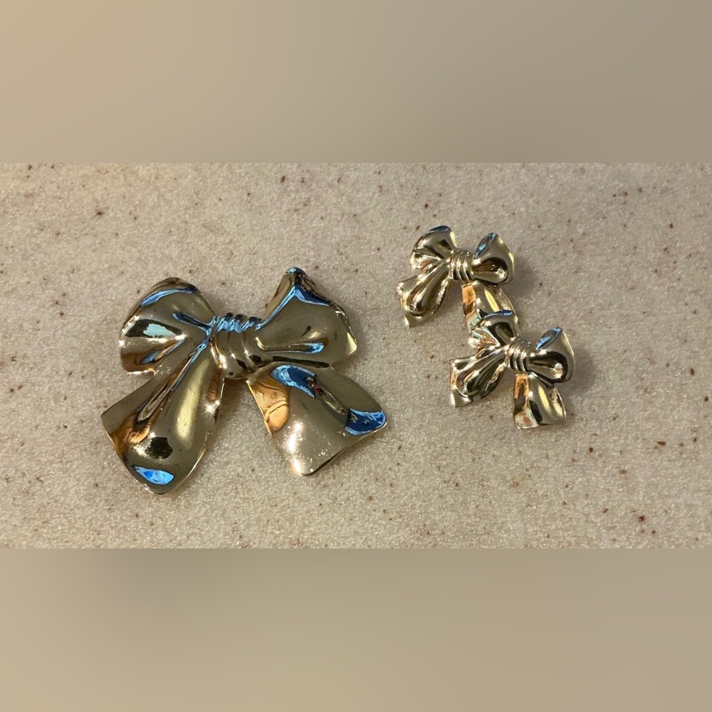 Gold Floral Brooch with Intricate Detailing